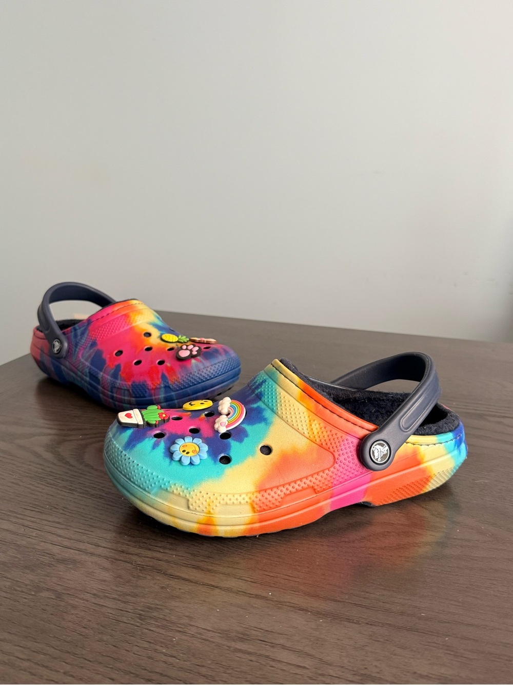 Crocs Classic Lined Tie Dye Clogs M6 W8 Rainbow Fuzzy Shoes w/ Charms